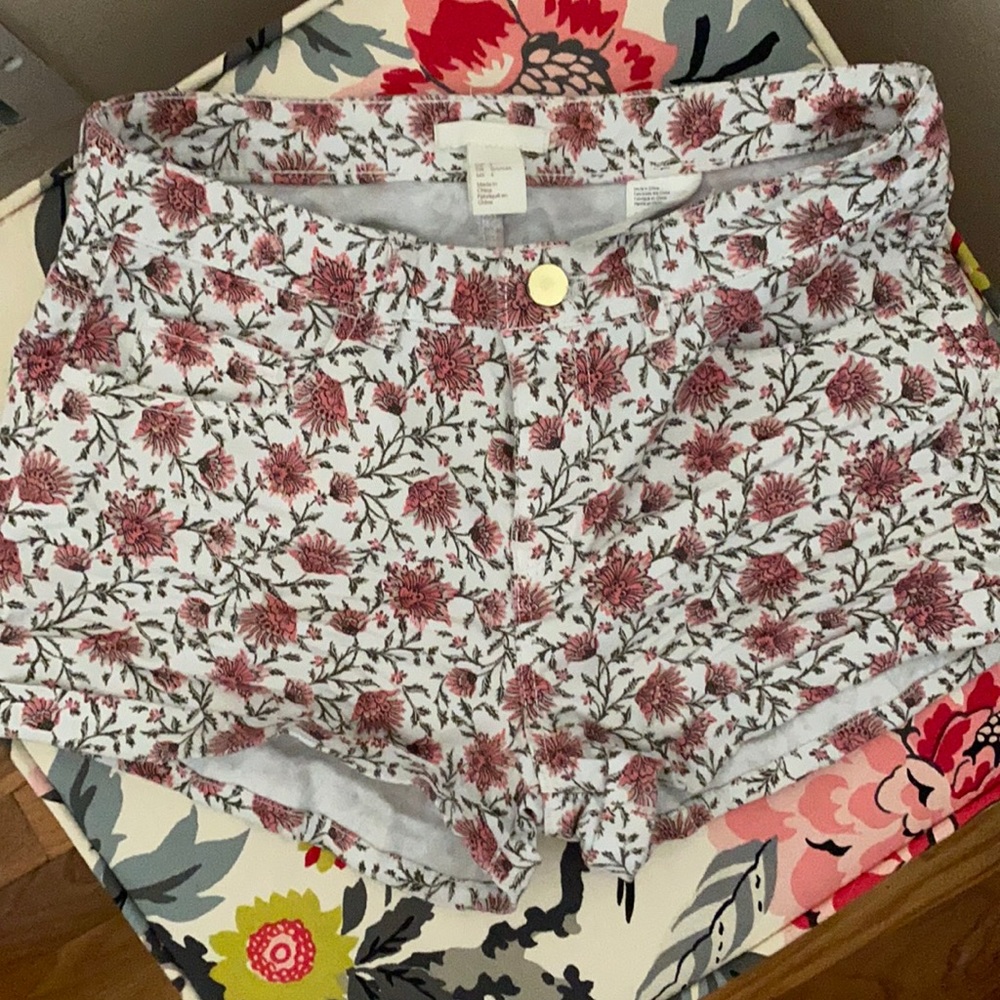 H&M White/Pink Floral Shorts